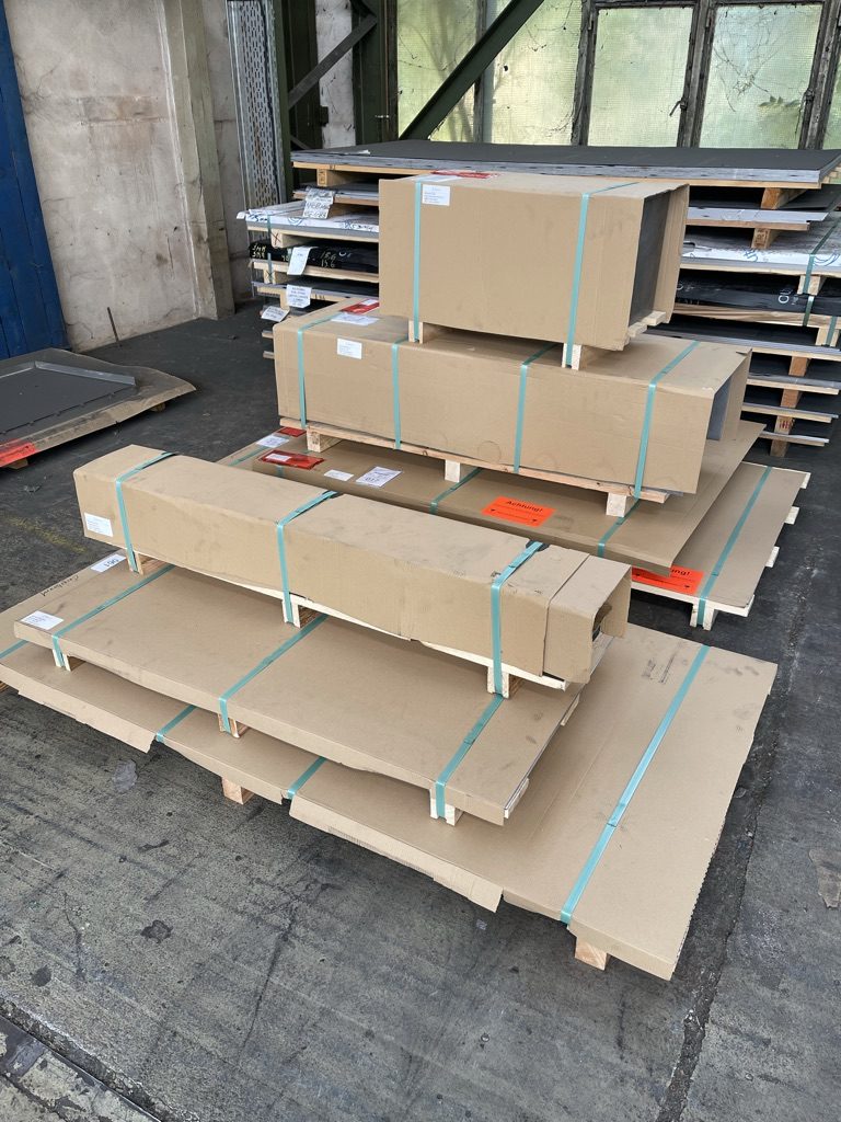 Verpackte und umreifte Blechpakete auf Paletten vor dem Tafellager