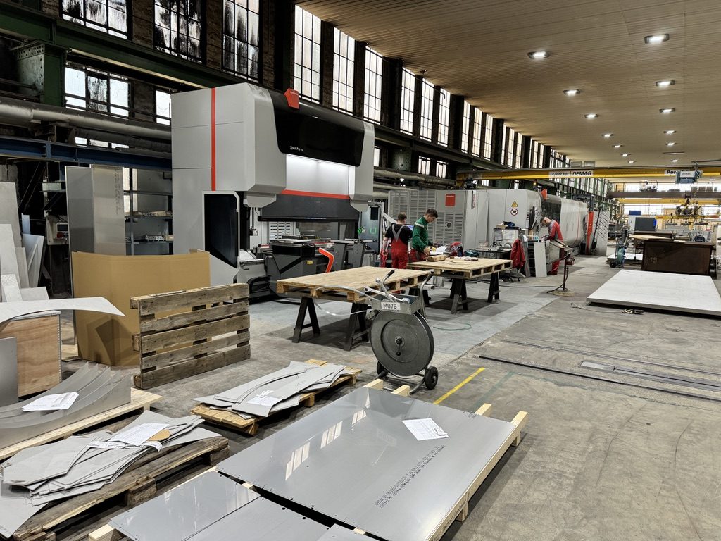 Fertigungshalle mit Bystronic Xpert Pro Abkantpresse und gekanteten Bauteilen